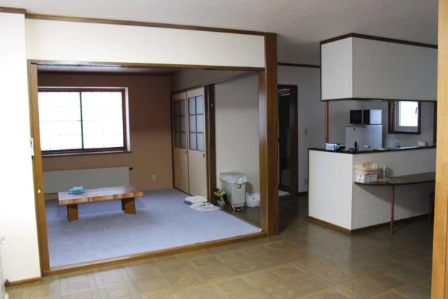 リゾートバイトの個室寮の部屋内の画像。