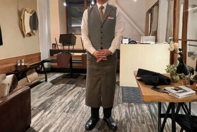 鉄板焼き屋さんの洋装の男性制服画像。