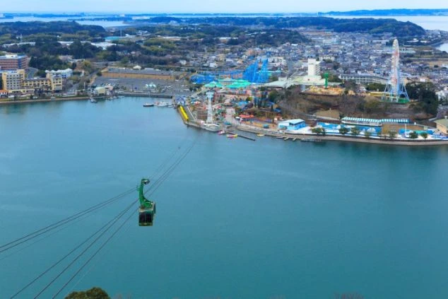 「Work Trip to Hamanako Shizuoka」の文字と、「高時給1,600円」「完全個室寮」などのハッシュタグが書かれています。静岡県浜名湖でのリゾートバイトを募集する広告画像