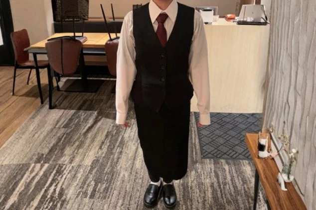 鉄板焼き屋さんの洋装の女性制服画像。