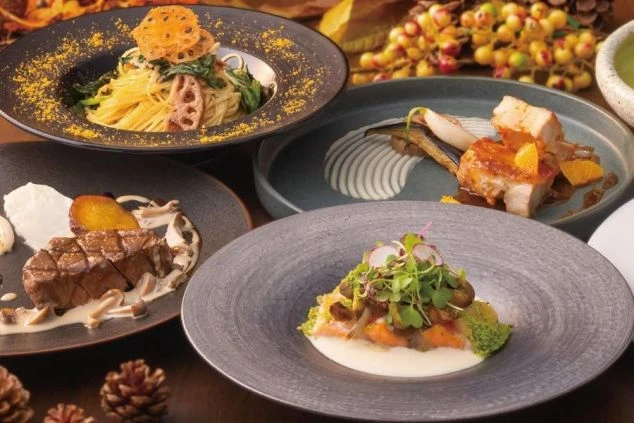 ホテルレストランで食べられる洋食料理がテーブルいっぱいに並んでいる画像。