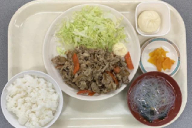ご飯、豚肉と野菜の炒め物、サラダなどが付いたボリューム満点の定食。