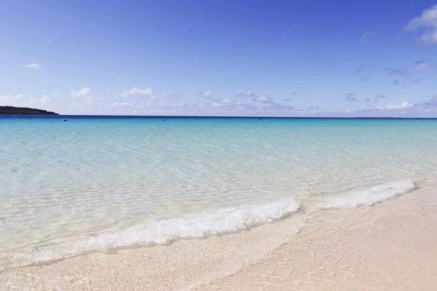 エメラルドグリーンに輝く透明な海と白い砂浜。遠くまで広がる青い空が美しい宮古島のビーチ。