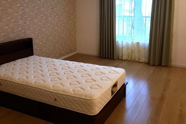 リゾートバイトの完全個室寮の寝室の画像。