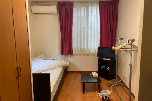 リゾートバイトの個室寮。ベッド、テレビ、エアコンが完備されており、すぐに生活を始められる。