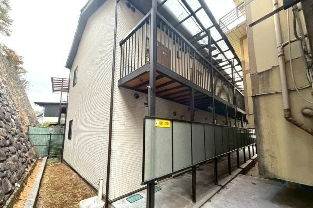 寮の外観。周囲の建物と距離が保たれており、プライバシーが確保されている。