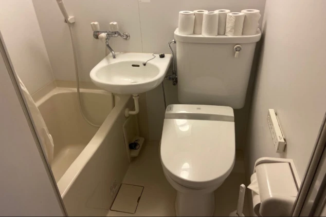 リゾートバイトの個室寮にあるミニキッチン。IHクッキングヒーターとシンク、収納スペースがあり、自炊可能な寮画像。