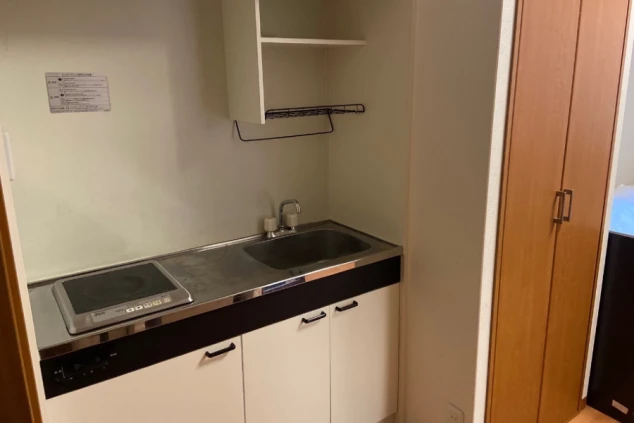 寮のミニキッチン。IHコンロとシンクがあり、簡単な自炊が可能。