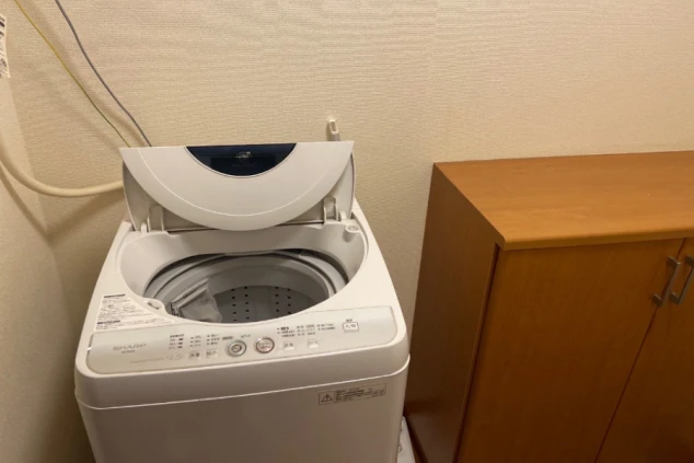 寮の洗濯機。自分の部屋にあり、いつでも洗濯ができる。