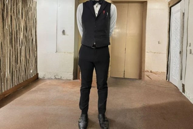 ベストと蝶ネクタイを着用した清潔感のある装い。