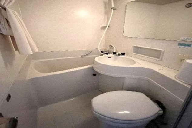 リゾートバイトの個室寮にあるユニットバス。浴槽、洗面台、トイレが一体となった、プライベートな空間が確保された清潔な寮の浴室の画像。