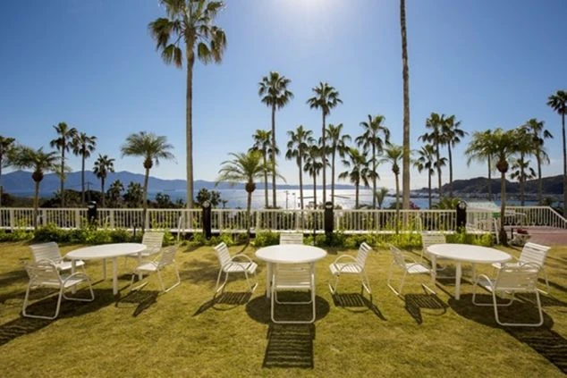 リゾートバイトの勤務先ホテルで提供されている夕食メニューの画像。舟盛りを含む、彩り豊かな和食のコース料理。新鮮な刺身や伊勢海老が豪華に盛り付けられている。