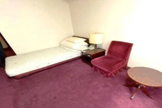 リゾートバイトの個室寮の室内。シングルベッド、サイドテーブル、一人掛けソファ、丸テーブルが配置された、落ち着いて過ごせる寮の部屋の画像。