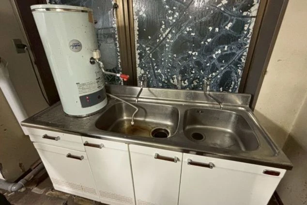 リゾートバイト寮の共同流し台の写真。清潔なステンレスシンクと温水設備。