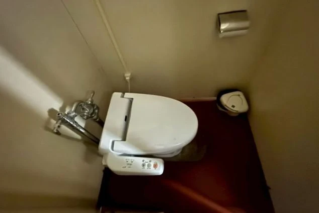 リゾートバイト寮にある共用のウォシュレット付きトイレの写真。清潔感のある最新式の設備。