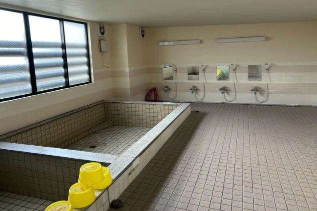リゾートバイトの相部屋寮の共用のお風呂の画像。