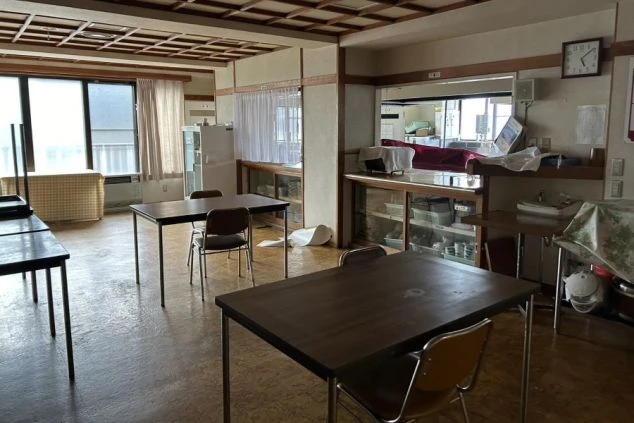 リゾートバイトの相部屋寮の談話スペースの画像。