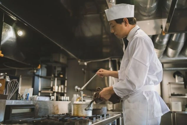 リゾートバイトの調理スタッフとして、プロの厨房で腕を磨く。未経験からでも、一流の料理人を目指せる環境がここにあります。