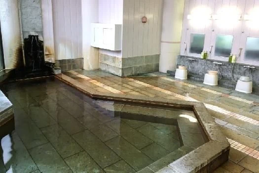 寮の共同浴場。広々とした内湯と、洗い場が備えられている。