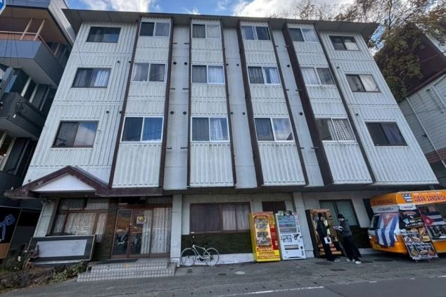 リゾートバイトで提供される寮の外観。生活環境が整った集合住宅。