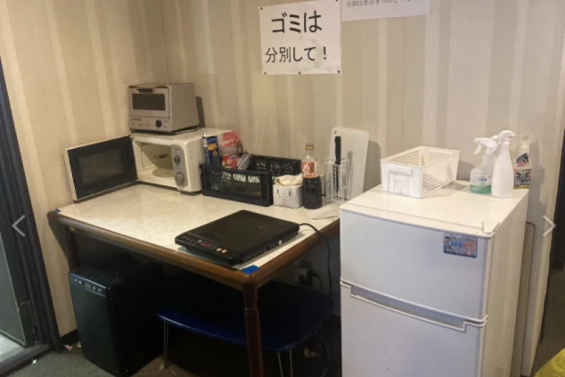 リゾートバイトで利用できる寮の共同キッチン。冷蔵庫や調理家電が充実。