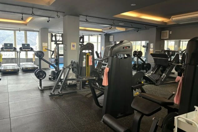 リゾートバイトの特典で使える施設内のジム。ランニングマシンや筋トレ設備。