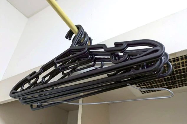 リゾートバイト住み込み寮の室内備品。ハンガーなどの生活小物も用意され、準備の負担が少なく手軽に始められる。