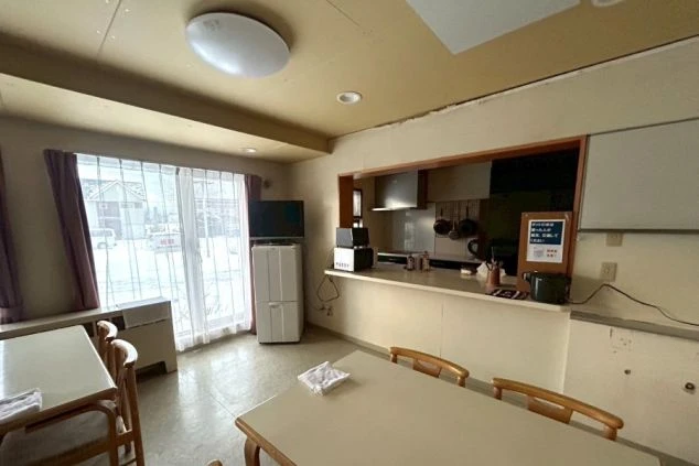 寮の大浴場。タイルの壁と広い湯船が映る清潔な共同浴場。