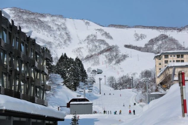 ワクトリでリゾートバイトをしたスタッフが撮影した、スキー・スノーボードウェアを着た大勢の仲間が笑顔で写るイメージ画像。リゾートバイトの休日を満喫。