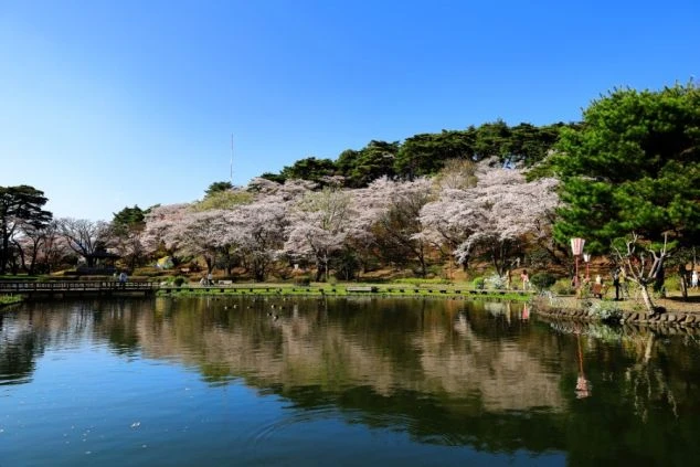 冬の栃木県・塩原温泉郷の雪景色と「湯歩の里」の画像。リゾートバイトの休日に温泉街散策や足湯を楽しめる、那須塩原エリアの住み込み求人。