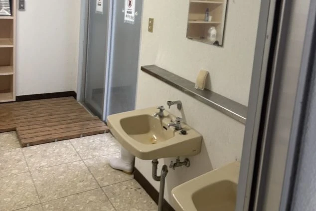 ゾートバイトの寮に完備された、スタッフ共用の洗面台と清潔な共有スペース。入浴後などに便利に利用できます。