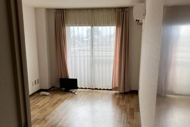 リゾートバイトの個室寮の部屋。窓から光が差し込み、テレビとエアコンが備え付けられた、快適に過ごせる寮画像。