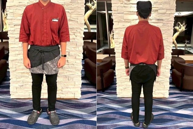 内務スタッフの制服。えんじ色のシャツに和柄のエプロン。