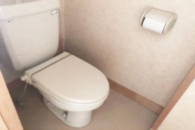 リゾートバイトの相部屋寮の共用トイレの画像。