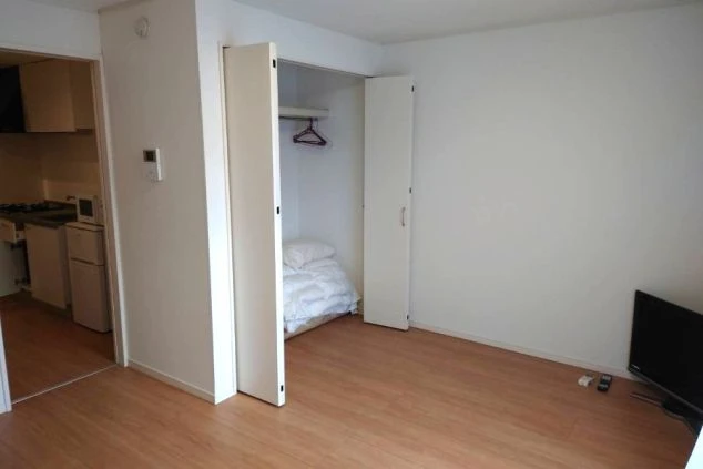 リゾートバイトの寮部屋内の画像。築浅できれいな印象。TVやクローゼットも完備している。