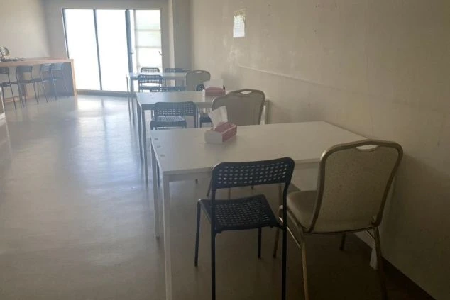 リゾートバイトの寮にある、広々とした共有スペース。食事をしたり、仲間と談笑したりと、自由に使える休憩室です。