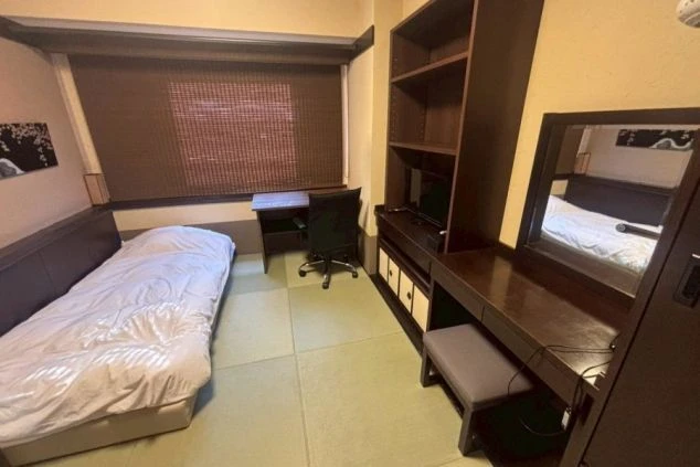 プライベート空間が確保された、リゾートバイトの個室寮の寝室。