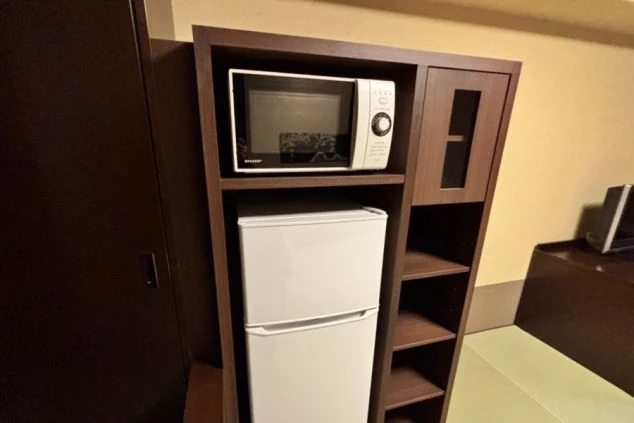館内寮内の冷蔵庫、電子レンジ。