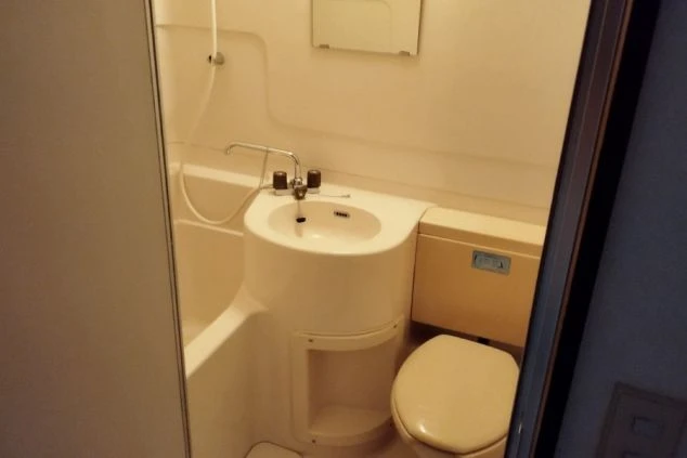 リゾートバイト寮のバスルーム。お風呂・トイレ・洗面台がコンパクトにまとまった、機能的なユニットバスです。