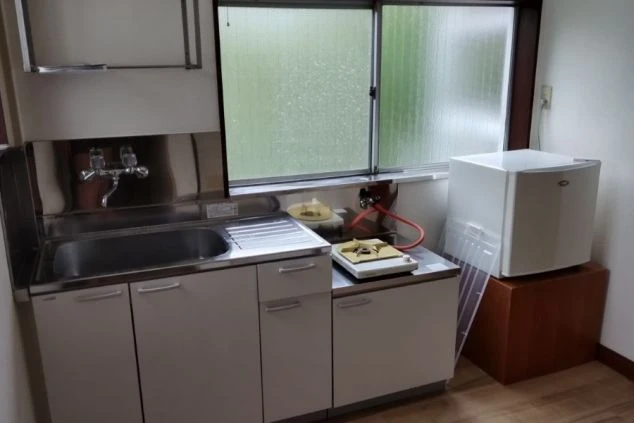 リゾートバイトの寮は、畳の香りに癒やされる、落ち着いた雰囲気の和室。テレビやテーブルも完備された、快適な個室です。