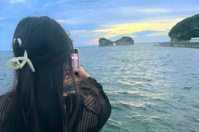 南紀白浜のシンボル「円月島」の夕景。リゾートバイトで滞在するからこそ出会える、最高のシャッターチャンスです。