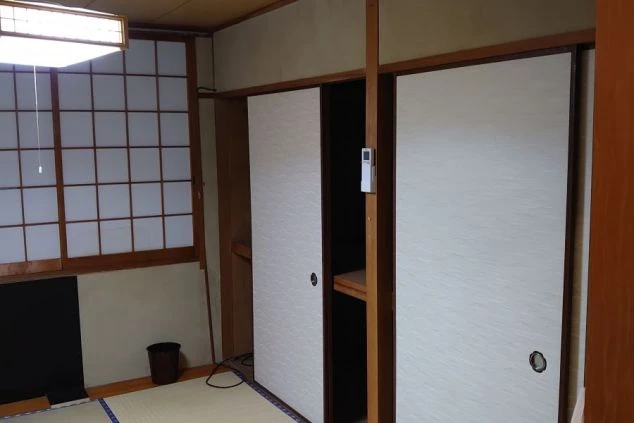 リゾートバイトの個室寮の部屋の画像。十分な大きさの押し入れが見える。