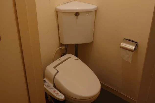 リゾートバイトの個室寮の共用トイレの画像。