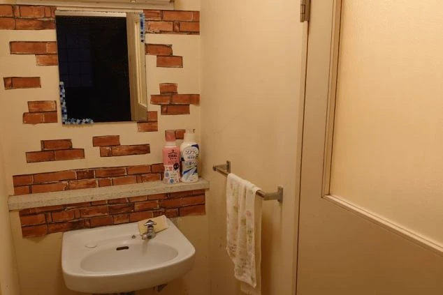 リゾートバイトの個室寮の共用洗面台の画像。