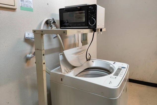 リゾートバイトの個室寮の共用洗濯機の画像。