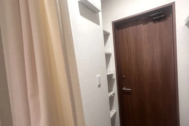 リゾートバイトの個室寮の部屋の入口の画像。下駄箱がある。