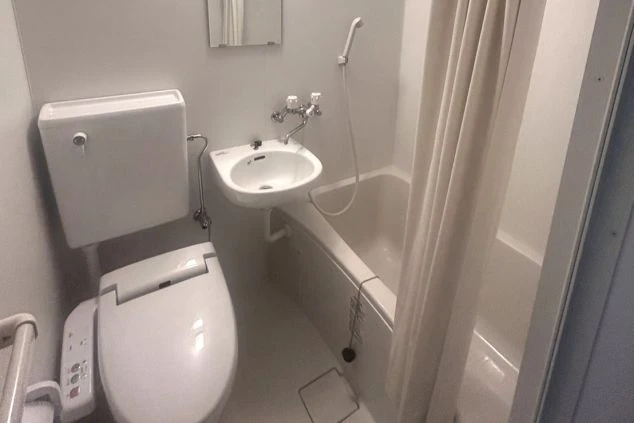 リゾートバイトの個室寮の部屋にあるユニットバスの画像。