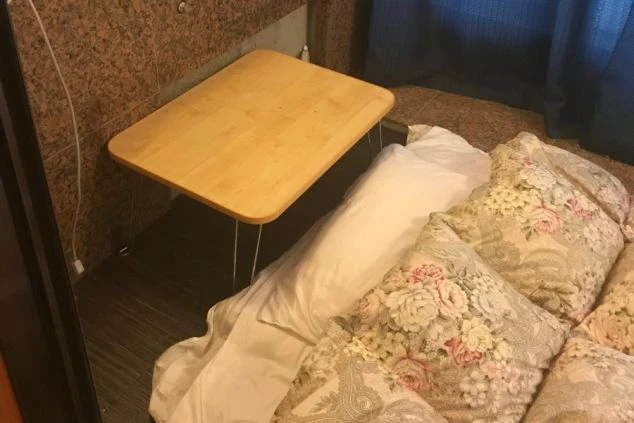 リゾートバイトの館内寮の和室。布団とローテーブルが置かれ、畳の上でリラックスできる空間の画像。