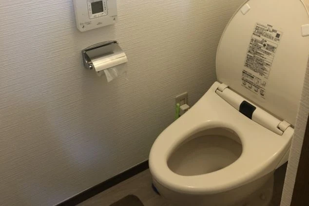 アパート寮の部屋にあるトイレの画像。温水洗浄便座がついている。