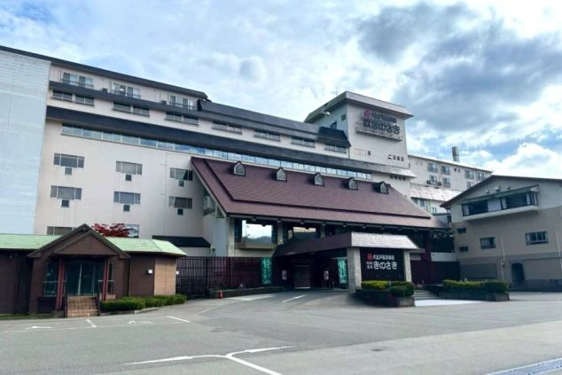 旅館のロビーの画像。落ち着いた雰囲気で、椅子やテーブルが並べられている。